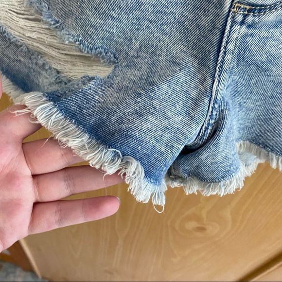 Hollister • Curvy Ultra High Rise Mom Shorts in Distressed Acid Wash - Picture 5 of 14